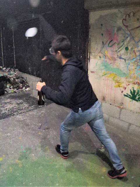 男性がU2の破壊部屋で皿投げしてる様子