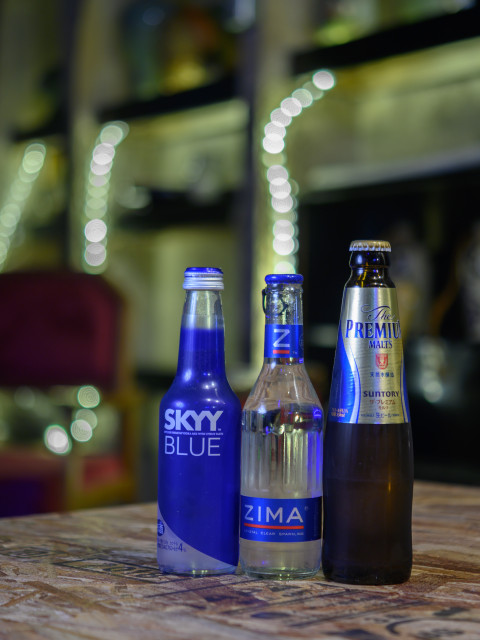 クラッシュバーで飲める酒瓶を3本並べてる