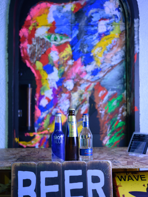 クラッシュバーで飲める酒瓶を並べてる