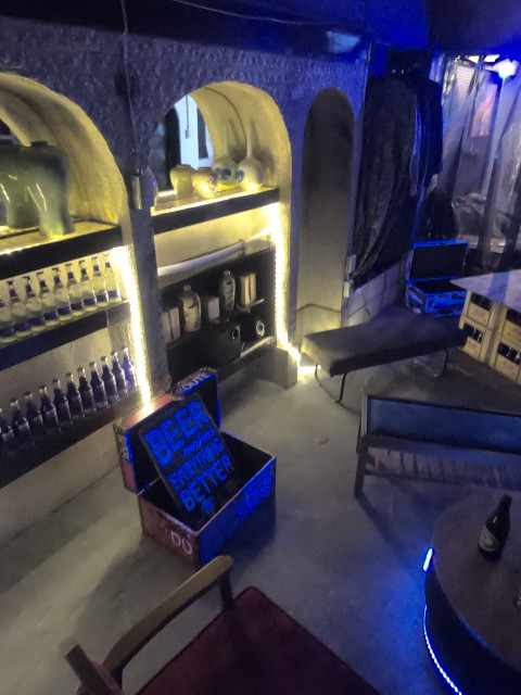 大阪U2のクラッシュバーを上から撮影した様子（カウンターや酒瓶が見える空間）