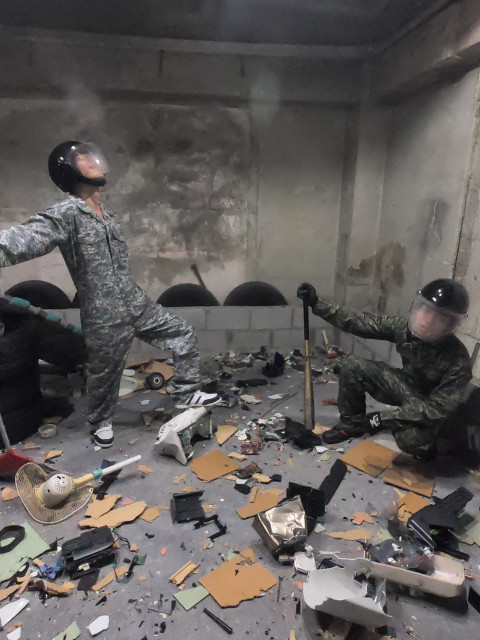 男性二人が破壊部屋で大暴れし、物(廃棄品)を壊し尽くしてスッキリした様子