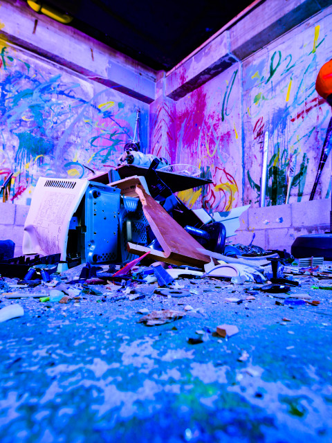 破壊部屋で廃家電がバラバラに砕け散った様子