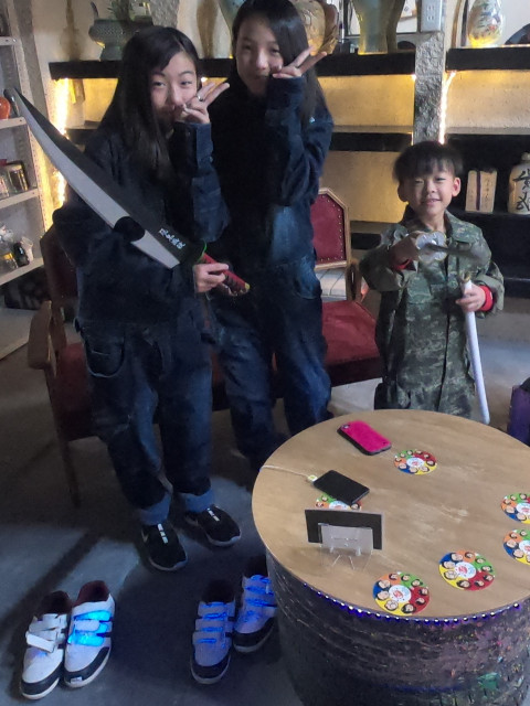 U2の休憩所で小さな男の子と女の子二人がピースしている