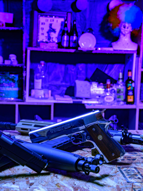 大阪U2で取り扱っている複数のハンドガンをディスプレイ展示している様子