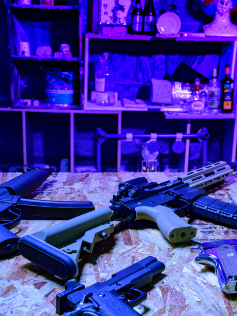 U2のマシンガンを整然と並べた展示画像（エアガン体験で使用）