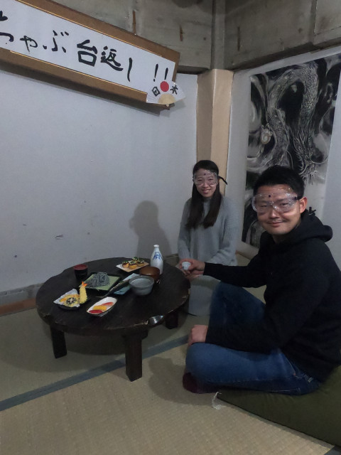 カップルがU2のちゃぶ台の前で、ぶちかます準備