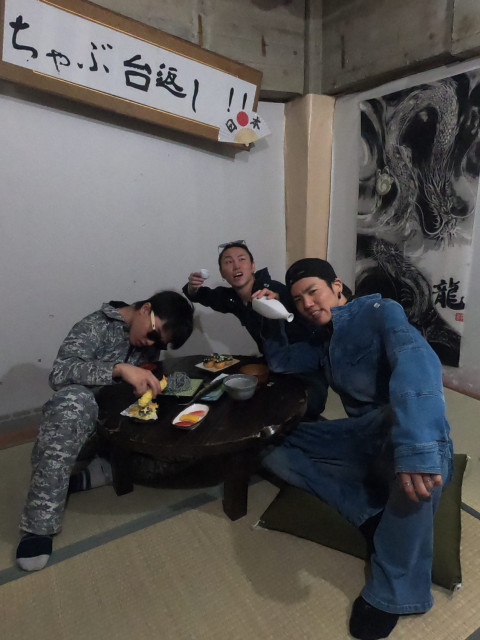 男性3人がU2のちゃぶ台の前で、芝居をしてる様子