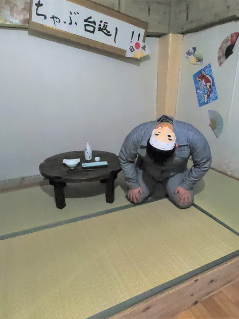 U2のちゃぶ台返し演出中、スタッフが謝罪する茶番シーン