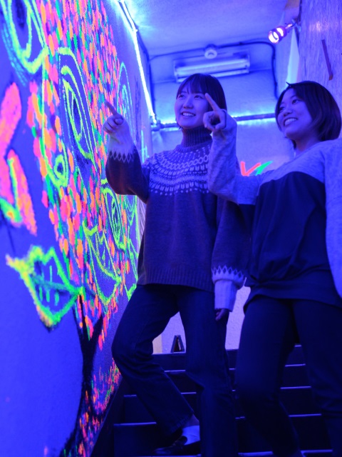 U2の入り口のアートに指をさす女性二人