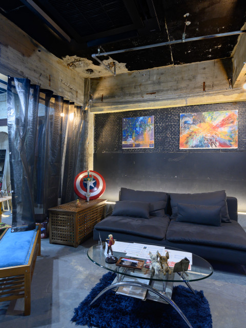 U2の受付・休憩スペース（ソファや掲示物など）で初来店の雰囲気が伝わる空間