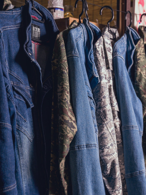 U2のつなぎ、デニムと迷彩服