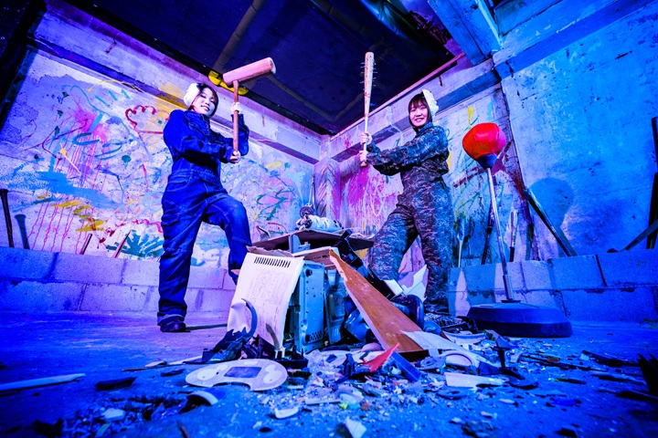 暴れたい、壊したい、叫びたいが解消できる大阪難波の遊び場U2の破壊部屋で女性二人が物を破壊尽くした様子