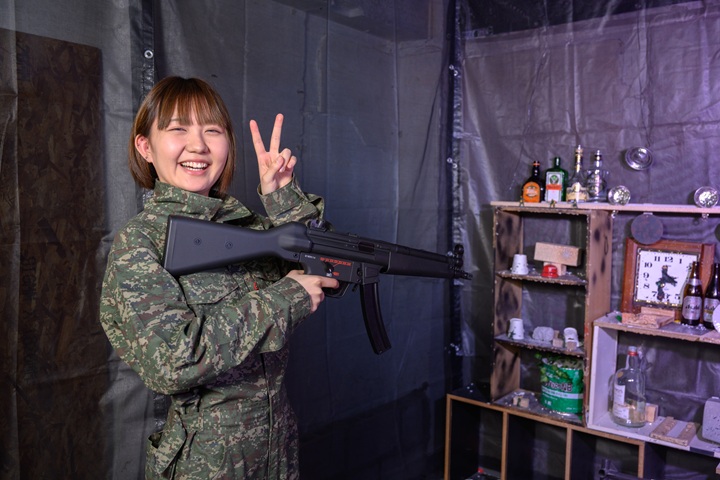 暴れたい、壊したい、叫びたい感情を120％ぶつけてOKの大阪難波の体験型施設U2で女性がマシンガンをもってピース