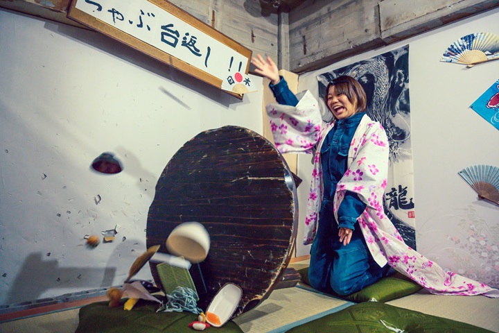 暴れたい、壊したい、叫びたいが発散できる大阪難波の非日常アミューズメント施設U2のちゃぶ台返しをしている女性