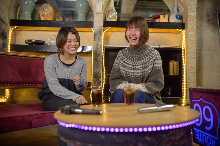 大阪難波の暴れてOKな感情のデトックス施設U2でリラックスしている女性二人の様子