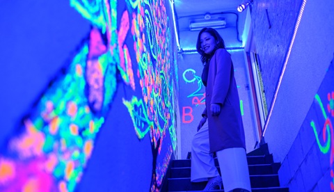 ゴットハンドも驚く心のコリをほぐすマッサージができるU2の入り口で女性が立ってこちらを見ている