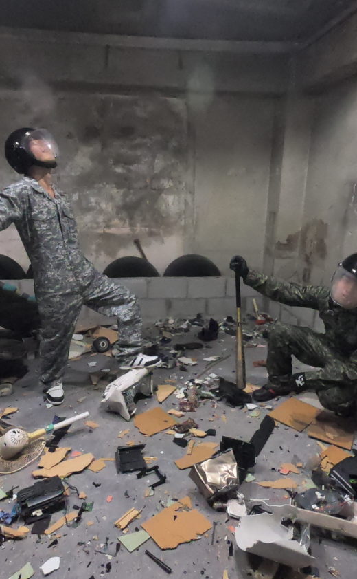 大学生が物を壊す・叩く・割る！まるで台風のように大暴れ！