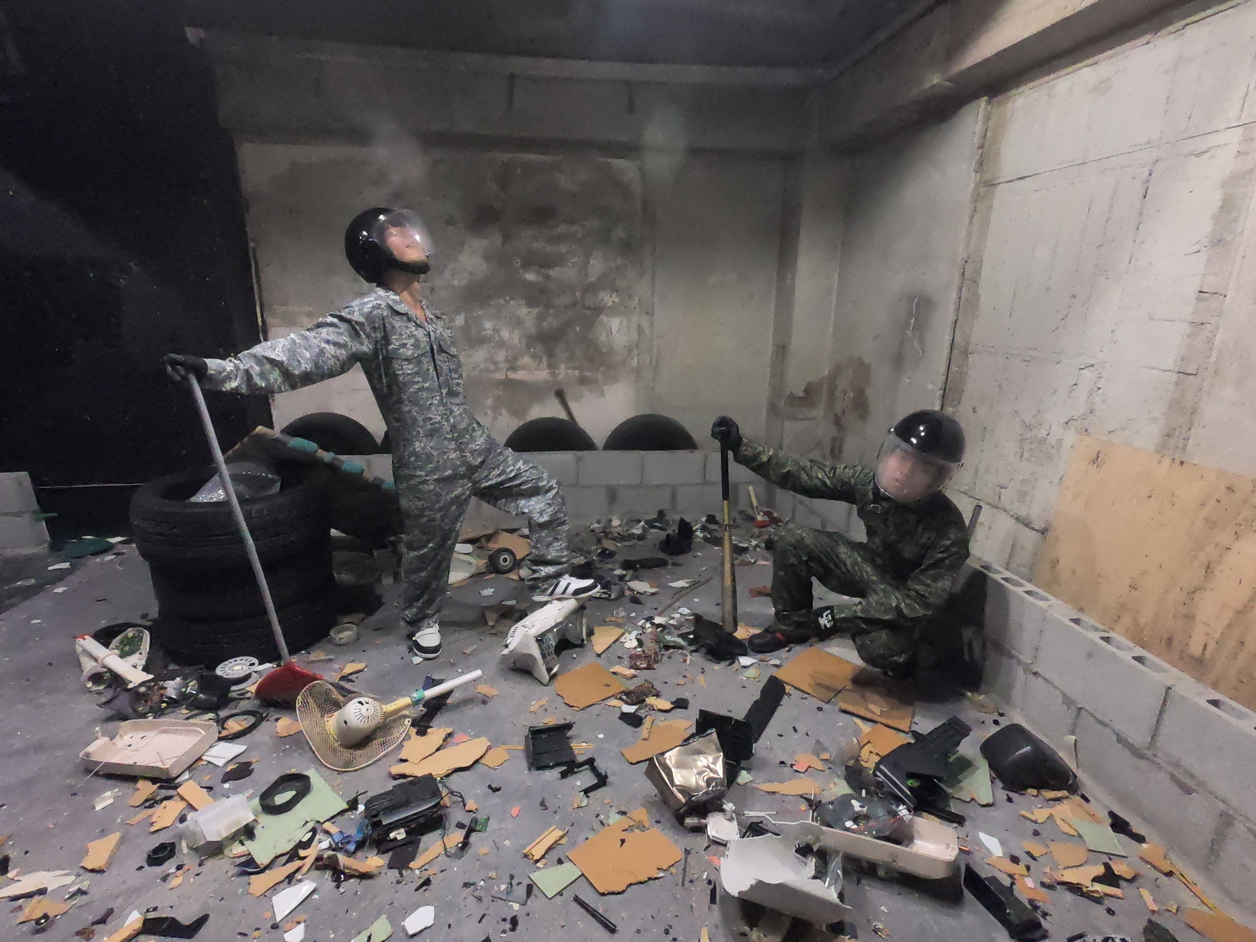 大学生が物を壊す・叩く・割る！まるで台風のように大暴れ！