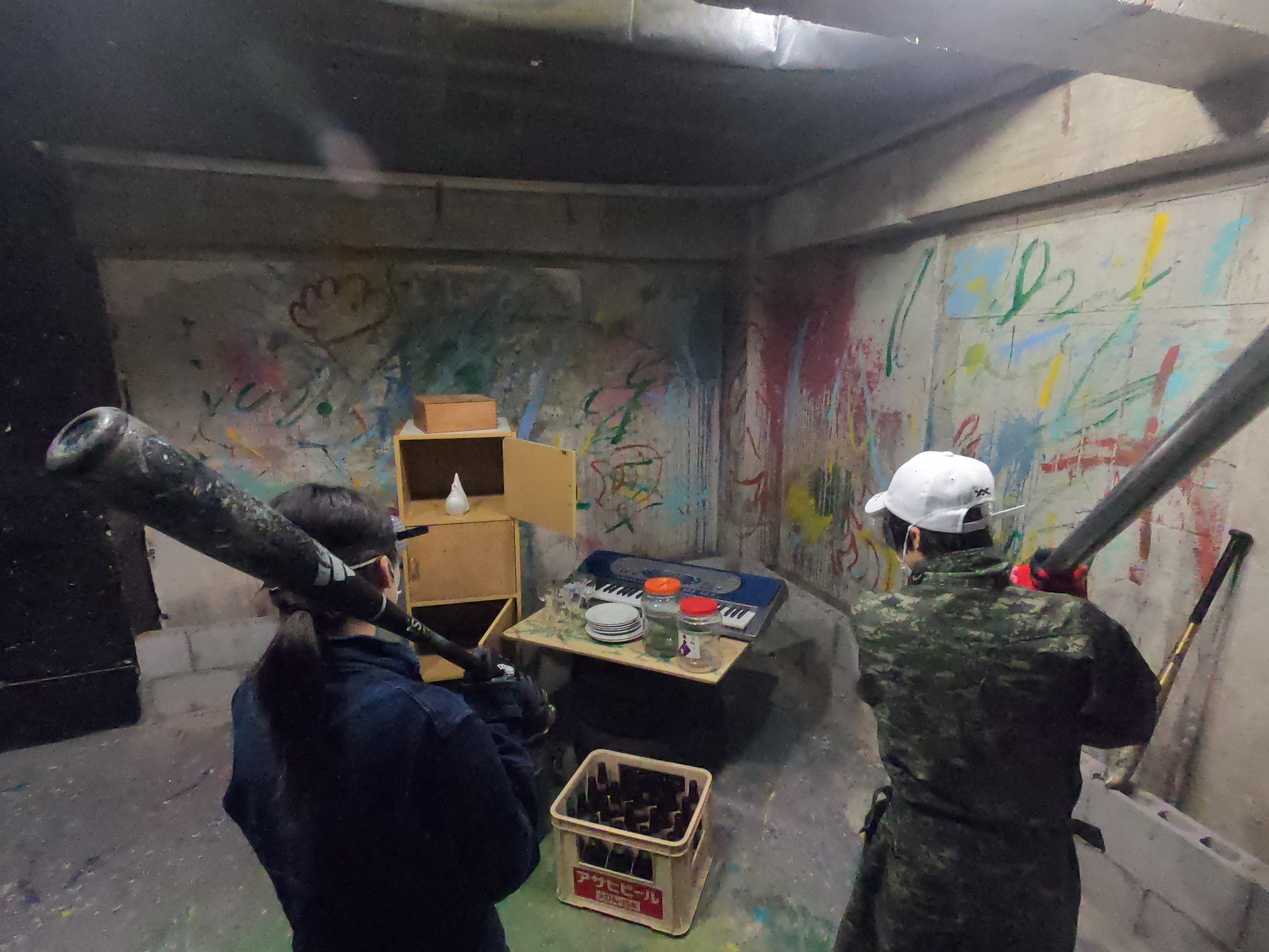 マジで！？ビール瓶をケースごとぶっ壊す！