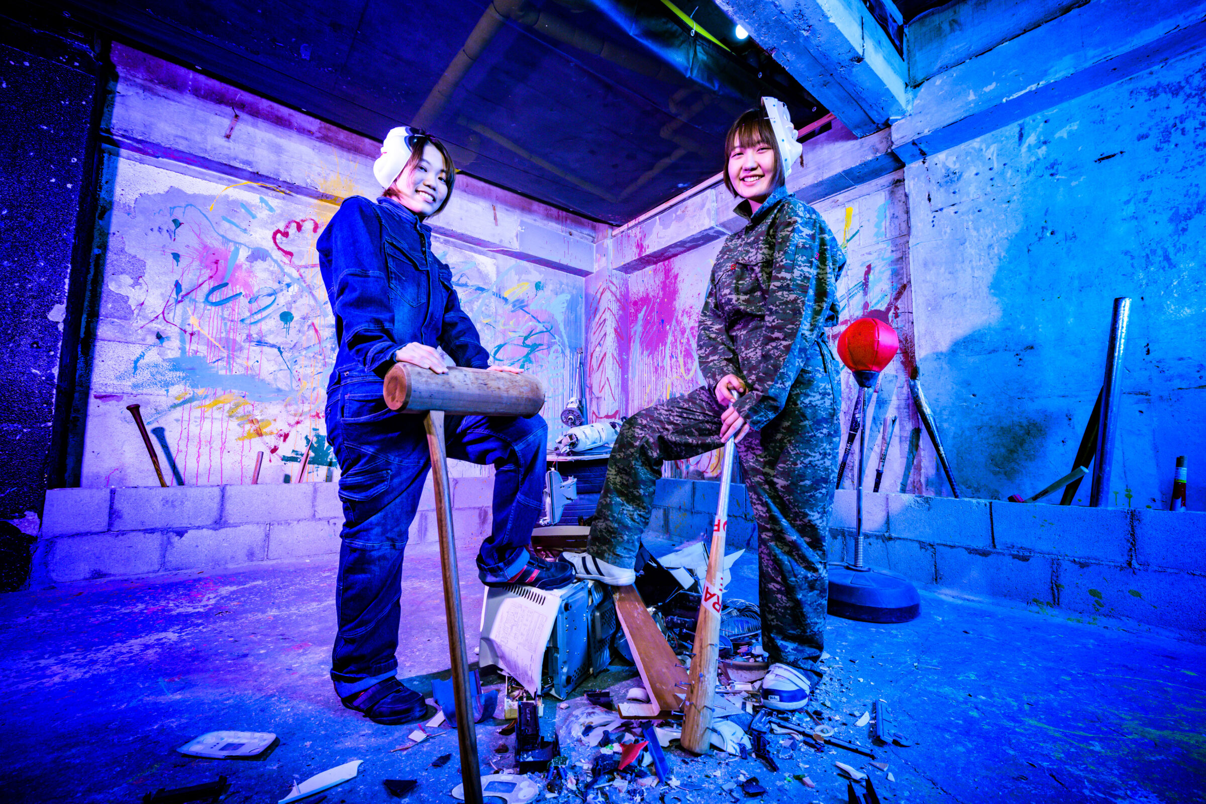 なぜ『物をぶっ壊す体験』は女性に人気？ストレスが快感に変わるから！ | 大阪の辛い感情を解放できるアミューズメント施設