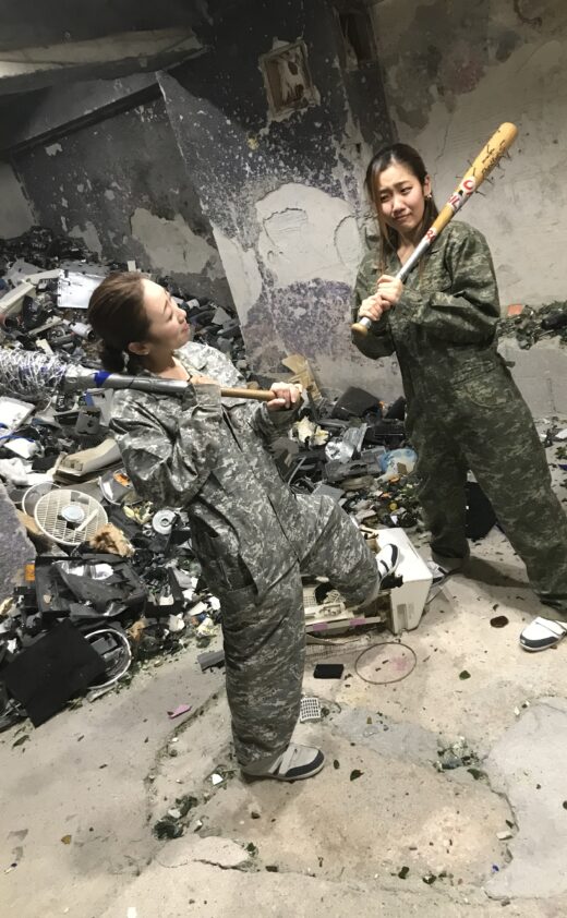 女性だってクギバットで楽しくイライラ解消♪